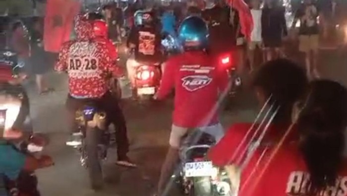 Pendukung paslon nomor urut 1 Pilkada Soppeng, Siap-Ada konvoi di jalanan.