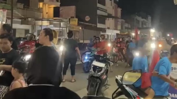 Pendukung Siap-Ada konvoi dengan motor saat kampanye.