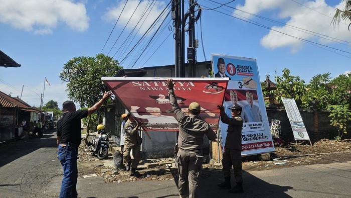 Penertiban APK yang dipasang tidak sesuai ketentuan di Kecamatan Banjarangkan, Klungkung, Selasa (5/11/2024). (Putu Krista/detikBali)