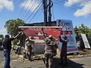 Petugas Bongkar APK yang Dipasang Tak Sesuai Ketentuan di Klungkung