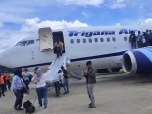 4 Penumpang Luka Usai Mesin Pesawat Trigana Air Percikkan Api di Sentani