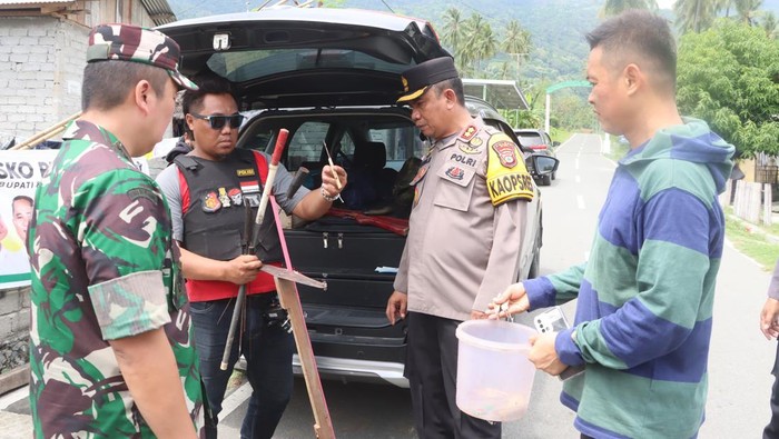 Personel gabungan TNI-Polri dan Satpol PP menyita senjata tajam dari rumah warga imbas bentrok di Sigi.