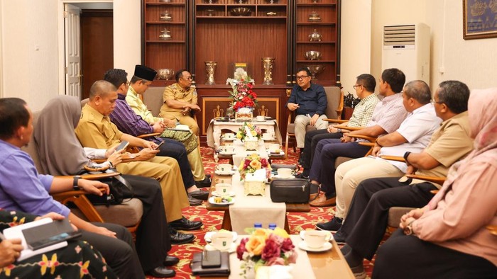 Pertemuan Pj Gubernur Riau saat pertemuan dengan perusahaan. (Dok Diskominfotik)