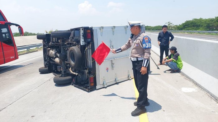 Pikap terguling di Tol Gempol-Pasuruan