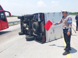 Pecah Ban, Pikap Boks Terguling di Tol Gempol-Pasuruan