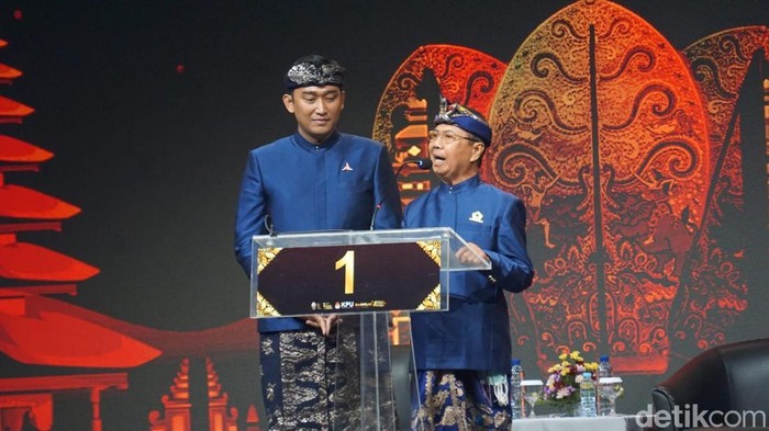 Paslon nomor urut 1 saat memaparkan visi-misi pada debat kedua Pilbup Bangli 2024, Selasa (5/11/2024).