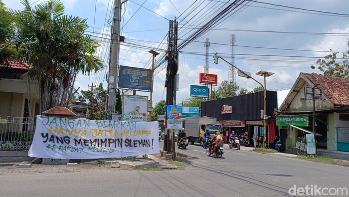 Spanduk provokatif Pilkada Sleman masih terpasang di simpang empat Moyudan pukul 11.38 WIB, Selasa (5/11/2024).