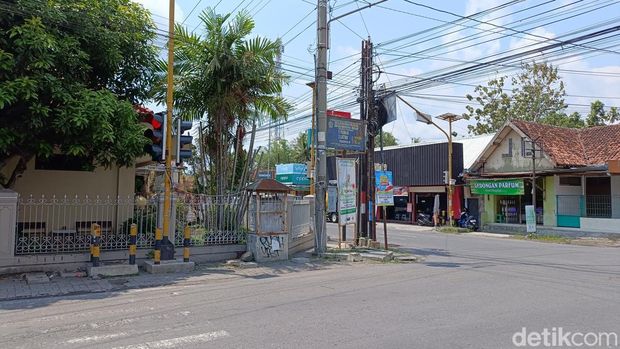 Spanduk provokatif Pilkada Sleman di simpang empat Moyudan sudah hilang pada pukul 12.35 WIB, Selasa (5/11/2024).