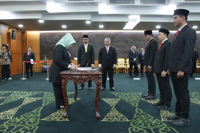 Plt Sekretaris Jenderal MPR RI Siti Fauziah memimpin prosesi Pengangkatan dan Alih Tugas dalam Jabatan Administrator dan Pengawas di Lingkungan Sekretariat Jenderal MPR RI.