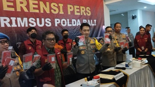 Polda Bali saat merilis kasus gadai ilegal di Polda Bali, Selasa (5/11/2024).