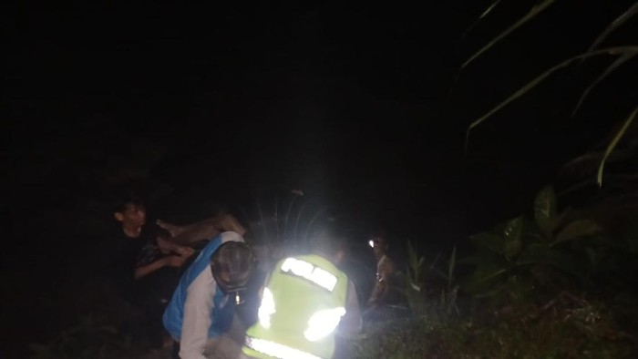 Polisi bersama warga saat mengevakuasi jasad korban yang dittemukan tewas tenggelam di Sungai Ogan.