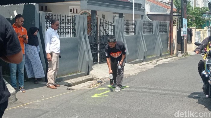 Polisi saat melakukan olah TKP pemotor terkapar di Tasikmalaya