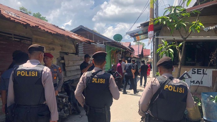 Polisi saat menggeledah rumah dari salah satu DPO