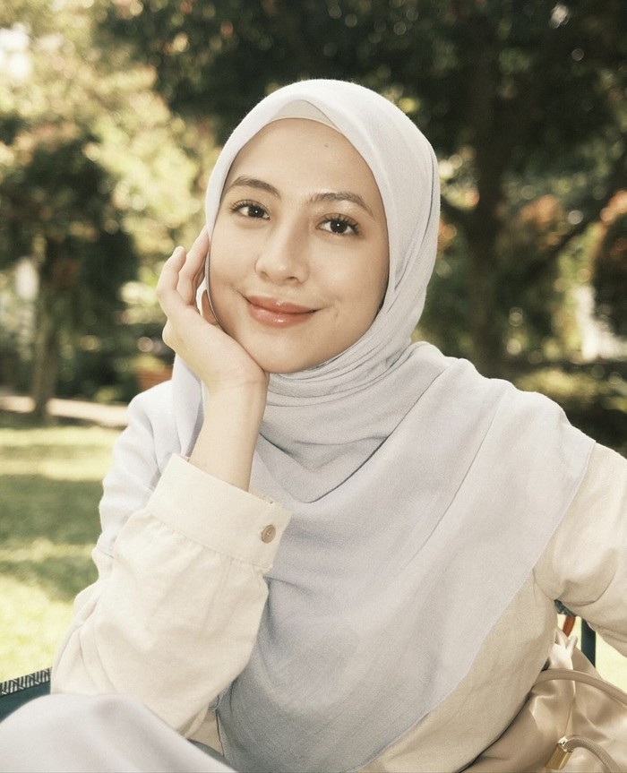 Pose Cantik Adhisty Zara Saat BBQ-an hingga Makan Donat