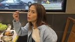 Pose Cantik Adhisty Zara Saat BBQ-an hingga Makan Donat