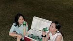 Pose Cantik Adhisty Zara Saat BBQ-an hingga Makan Donat