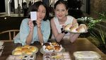 Pose Cantik Adhisty Zara Saat BBQ-an hingga Makan Donat