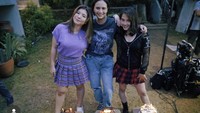 Saat syuting Virgin The Series, Zara dan dua teman artinya disuguhkan kue ulang tahun. Masing-masing pemeran diberi satu jenis kue yang menggiurkan. Foto: Instagram @zaraadhsty