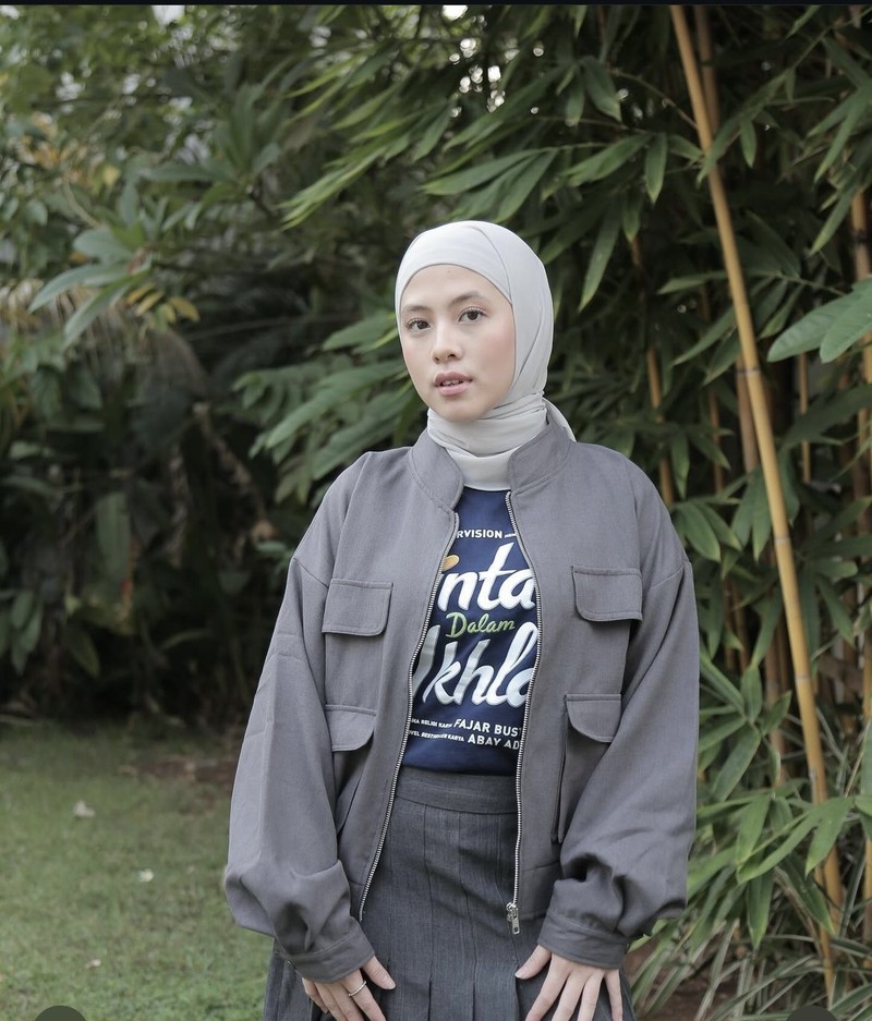 Pose Cantik Adhisty Zara Saat BBQ-an hingga Makan Donat
