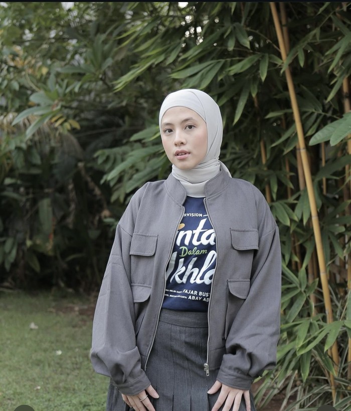 Pose Cantik Adhisty Zara Saat BBQ-an hingga Makan Donat Pose Cantik Adhisty Zara Saat BBQ-an hingga Makan Donat