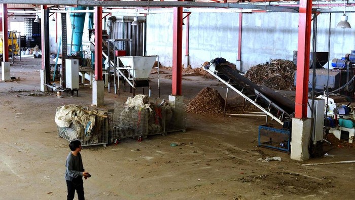 Potret Tempat Pengolahan Sampah Terpadu di Wilayah yang Setop Operasi Warga mengamati kondisi mesin pengolahan sampah di tempat pengolahan sampah terpadu (TPST) Kesiman Kertalangu yang berhenti beroperasi di Denpasar, Bali, Selasa (5/11/2024). Kementerian Lingkungan Hidup bersama Pemkot Denpasar serta pemangku kepentingan lainnya mengevaluasi dan mengkaji sistem pengolahan sampah yang tepat setelah Pemkot Denpasar memutus kontrak pengelola TPST yang diresmikan pada tahun 2023 lalu itu karena tidak dapat memenuhi target operasional sesuai kesepakatan.