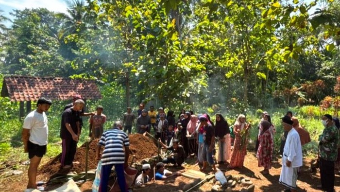 Proses pemakaman wanita yang ditemukan tewas Sungai Citanduy, Cilacap