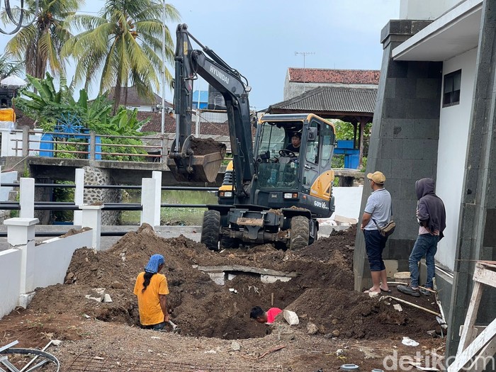 Proses perbaikan pipa pembuangan air yang pecah dan mengakibatkan banjir di area dalam gedung A Pasar Umum Negara, Sabtu (2/11/2024). (Dok. Istimewa)