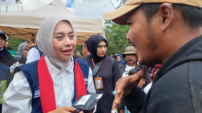 Putri Karlina saat bertemu dengan warga