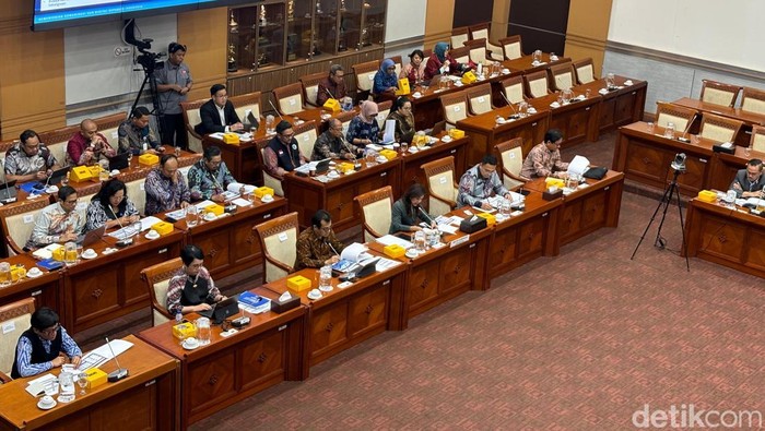 Raker Perdana Komdigi dan Komisi I DPR 5 November 2024 membahas kasus beking judi online di Komdigi.
