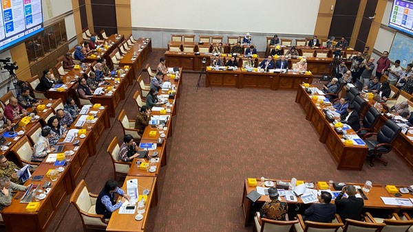 Qizlarning oyoqlari orasiga qarash Oksana Marchenko porno video