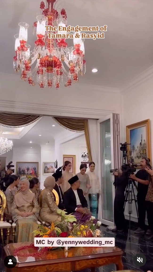 Acara pertunangan Rasyid dan Tamara digelar pada Sabtu (2/11/24) dan ramai dihadiri oleh pihak keluarga. Para anggota keluarga yang hadir tampak kompak berbusana coklat. Foto: Instagram