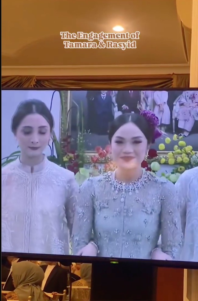 Tamara tampil cantik dalam balutan busana berwarna abu-abu. Rambutnya tampak simpel disanggul ke belakang. Foto: Instagram