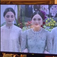 Tamara tampil cantik dalam balutan busana berwarna abu-abu. Rambutnya tampak simpel disanggul ke belakang. Foto: Instagram