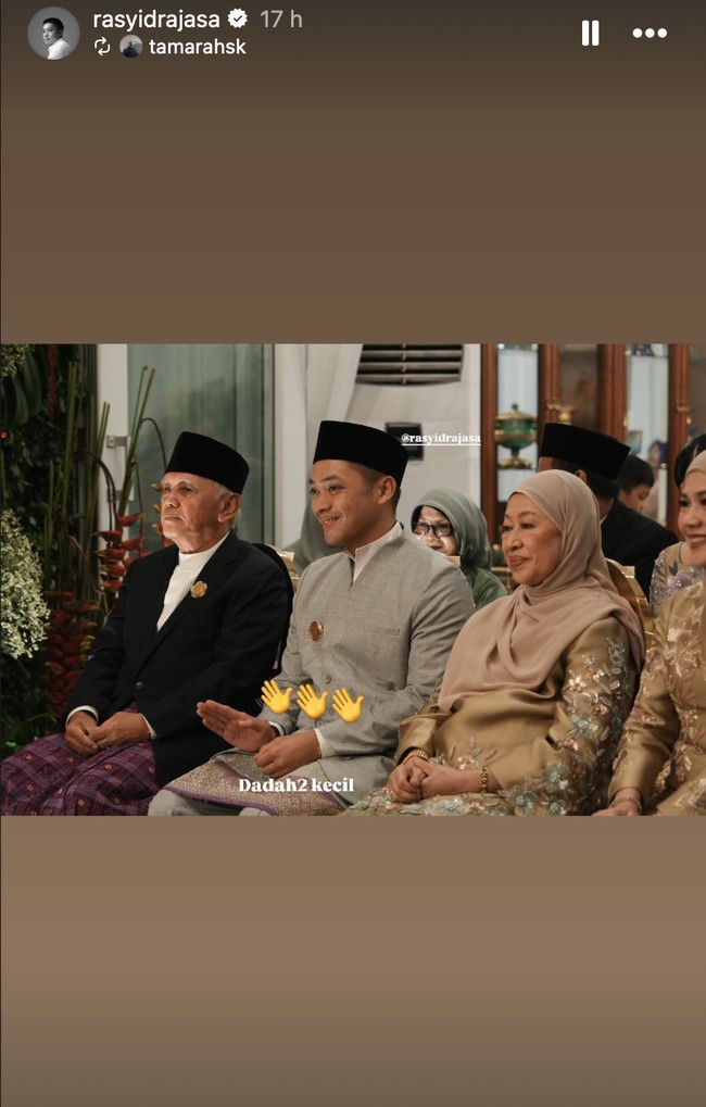 Senada dengan Tamara, Rasyid juga mengenakan busana berwarna abu-abu dipadukan dengan kain songket. Melengkapi gayanya, Rasyid mengenakan kopiah hitam di kepalanya. Duduk di tengah-tengah kedua orangtuanya, Rasyid tampak begitu bahagia. Foto: Instagram