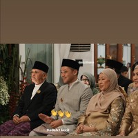 Senada dengan Tamara, Rasyid juga mengenakan busana berwarna abu-abu dipadukan dengan kain songket. Melengkapi gayanya, Rasyid mengenakan kopiah hitam di kepalanya. Duduk di tengah-tengah kedua orangtuanya, Rasyid tampak begitu bahagia. Foto: Instagram