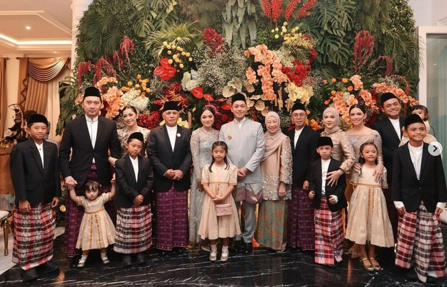 Kakak Rasyid, Aliya Rajasa juga tampak hadir bersama suaminya, Edhie Baskoro Yudhoyono, dan anak mereka. Terlihat para pria anggota keluarga yang hadir mengenakan jas hitam dipadukan dengan kain songket dan kopiah. Foto: Instagram