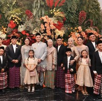 Kakak Rasyid, Aliya Rajasa juga tampak hadir bersama suaminya, Edhie Baskoro Yudhoyono, dan anak mereka. Terlihat para pria anggota keluarga yang hadir mengenakan jas hitam dipadukan dengan kain songket dan kopiah. Foto: Instagram