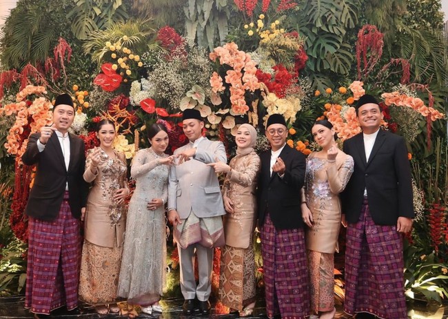 Dekorasi di acara lamaran Rasyid dan Tamara itu juga tampak meriah dihiasi dengan bunga beraneka warna. Terlihat Tamara dan Rasyid yang begitu bahagia di hari pertunangan mereka. Foto: Instagram