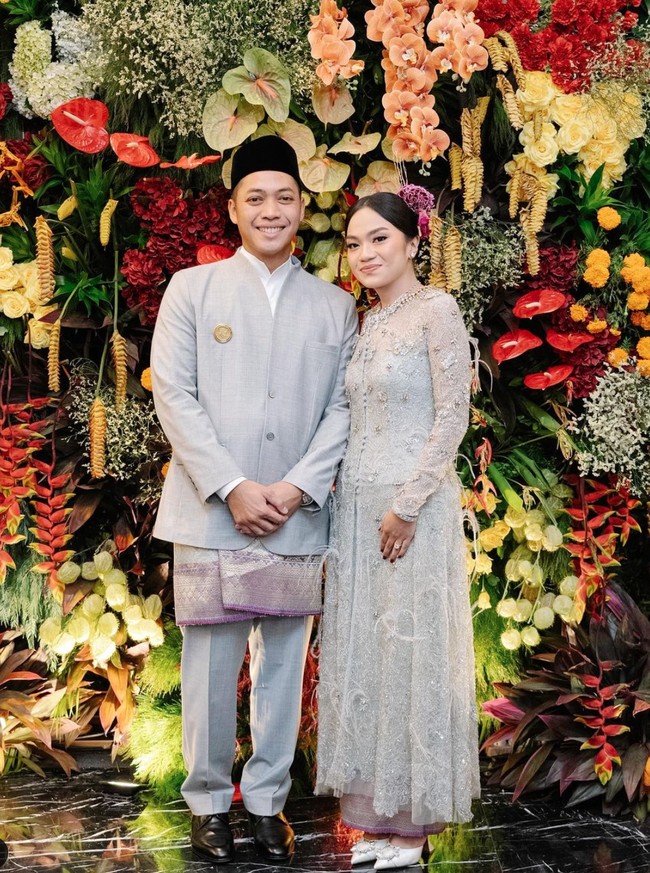 Putra bungsu politikus Hatta Rajasa, Rasyid Rajasa, baru saja menggelar acara pertunangannya dengan cucu Jusuf Kalla, Tamara Kalla. Rasyid akhirnya bertunangan setelah 6 tahun menduda usai ditinggal istri untuk selama-lamanya. Foto: Instagram