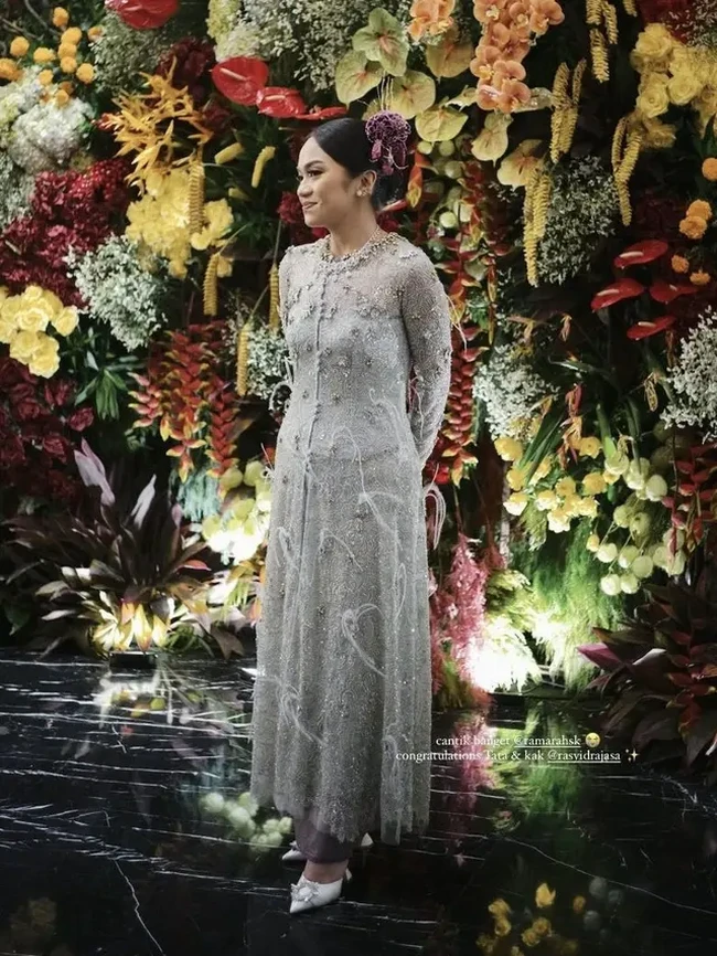Kebaya panjang yang dikenakan Tamara itu tampak memiliki aksen beads dan bulu-bulu. Dipadukan dengan kain songket dan sepasang heels putih, penampilan Tamara jadi semakin menawan. Foto: Instagram