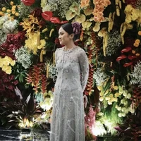 Kebaya panjang yang dikenakan Tamara itu tampak memiliki aksen beads dan bulu-bulu. Dipadukan dengan kain songket dan sepasang heels putih, penampilan Tamara jadi semakin menawan. Foto: Instagram
