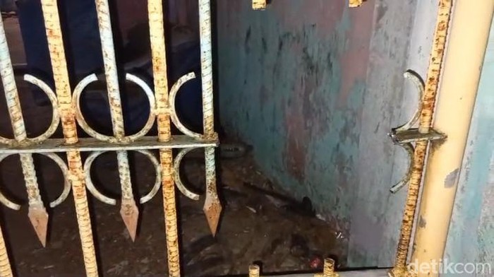 Remaja di Kota Gorontalo kakinya tertancap di pagar besi.
