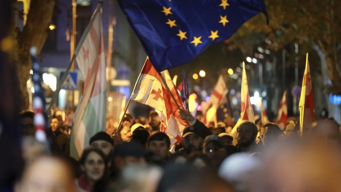 Ribuan demonstran Georgia turun ke jalan pada Senin (4/11). Mereka memprotes apa yang kecurangan dalam pemilihan parlemen bulan lalu.