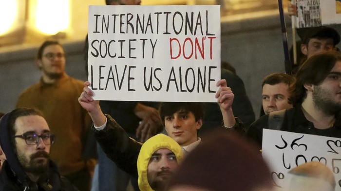 Ribuan Demonstran Georgia Gelar Aksi Protes Kecurangan Pemilihan Parlemen Ribuan demonstran Georgia turun ke jalan pada Senin (4/11). Mereka memprotes apa yang kecurangan dalam pemilihan parlemen bulan lalu.