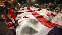 Mereka juga membentangkan bendera Georgia yang besar saat aksi berlangsung.