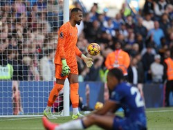 Robert Sanchez tidak memuaskan menjaga gawang Chelsea. Sanchez kerap blunder, musim ini sudah kebobolan 31 kali dari 27 laga (Reuters)