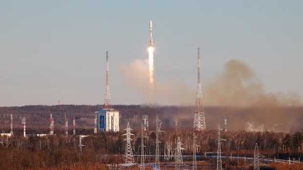 A Soyuz-2.1b rocket booster with a Fregat upper stage carrying satellites blasts off from its launchpad at the Vostochny Cosmodrome in the far-eastern Amur region, Russia November 5, 2024. Roscosmos/Handout via REUTERS Purchase Licensing Rights