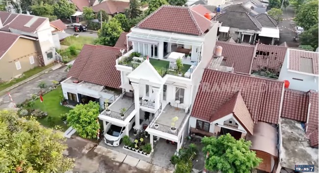 Inilah penampakan rumah kakak Ria Ricis, dr. Shindy Putri. Terasa tidak asing? Rumah tersebut dulunya milik kakaknya, Oki Setiana Dewi, sebelum akhirnya dibeli Ria Ricis, dan kini menjadi milik Shindy. (Foto: YouTube/TRANS7 Lifestyle)