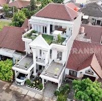 Inilah penampakan rumah kakak Ria Ricis, dr. Shindy Putri. Terasa tidak asing? Rumah tersebut dulunya milik kakaknya, Oki Setiana Dewi, sebelum akhirnya dibeli Ria Ricis, dan kini menjadi milik Shindy. (Foto: YouTube/TRANS7 Lifestyle)