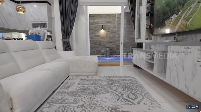 Interior pun disesuaikan dengan tema utama. Elemen seperti marmer yang menghiasi semakin menyumbangkan kesan mewah. (Foto: YouTube/TRANS7 Lifestyle)